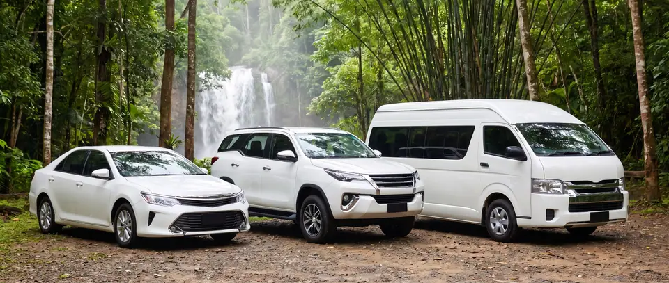 รถเก๋ง SUV และรถตู้แท็กซี่ จอดข้างน้ำตกในไทรโยค